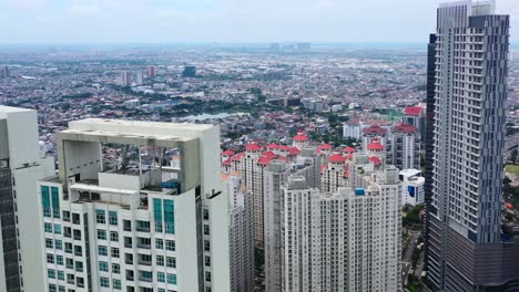 Horizonte-Aéreo-De-Edificios-De-Apartamentos-Asiáticos-De-Gran-Altura-En-El-Oeste-De-Yakarta,-Indonesia