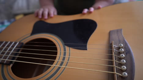 Hispanisches-Baby-Mit-Gitarre-Im-Wohnzimmer