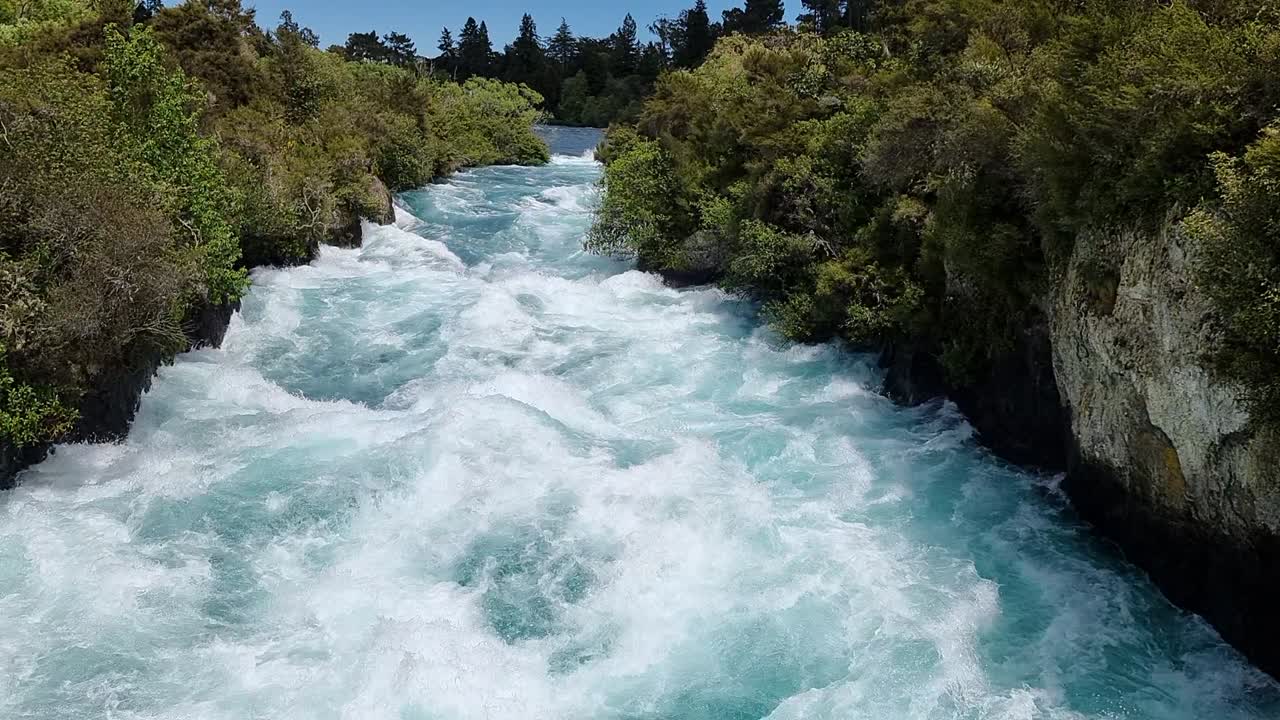 Slow motion delle spettacolari rapide di Huka Falls che scorrono lungo il canyon circondate dalla vegetazione autoctona in Nuova Zelanda
