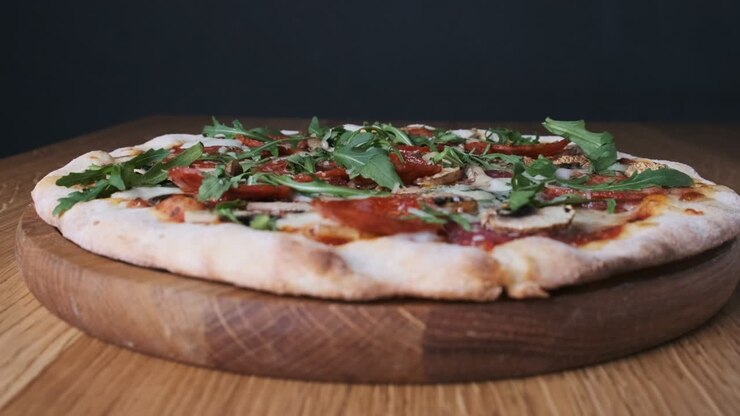 Pizza appetitosa su tagliere di legno in un ristorante