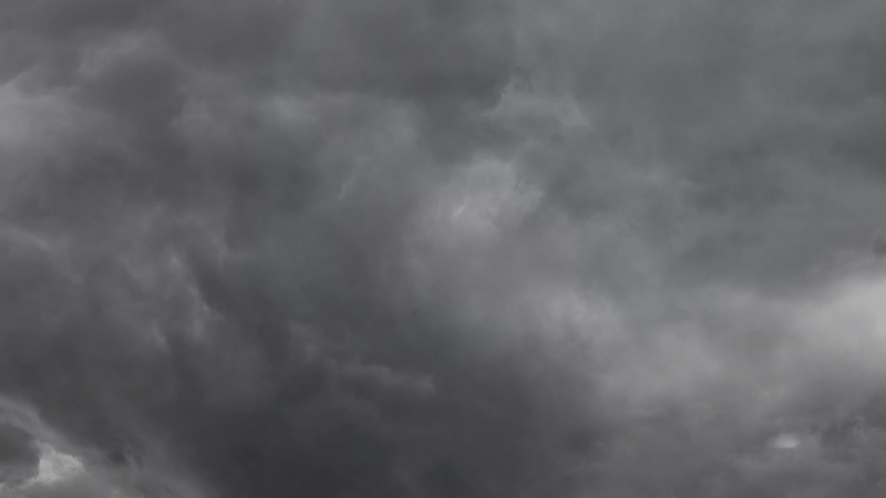 번개가 하늘 4k 구름의 어둠을 때린다