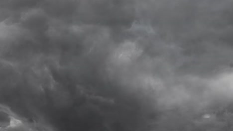 Blitze-Treffen-Die-Dunkelheit-Der-Wolken-Am-Himmel-4k