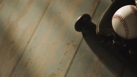 cerca de estudio de béisbol todavía vida con pelota de murciélago y receptores guante en el piso de madera envejecido 3