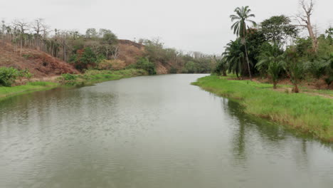 viajando frente a un río, represa en un río en angola, áfrica 5