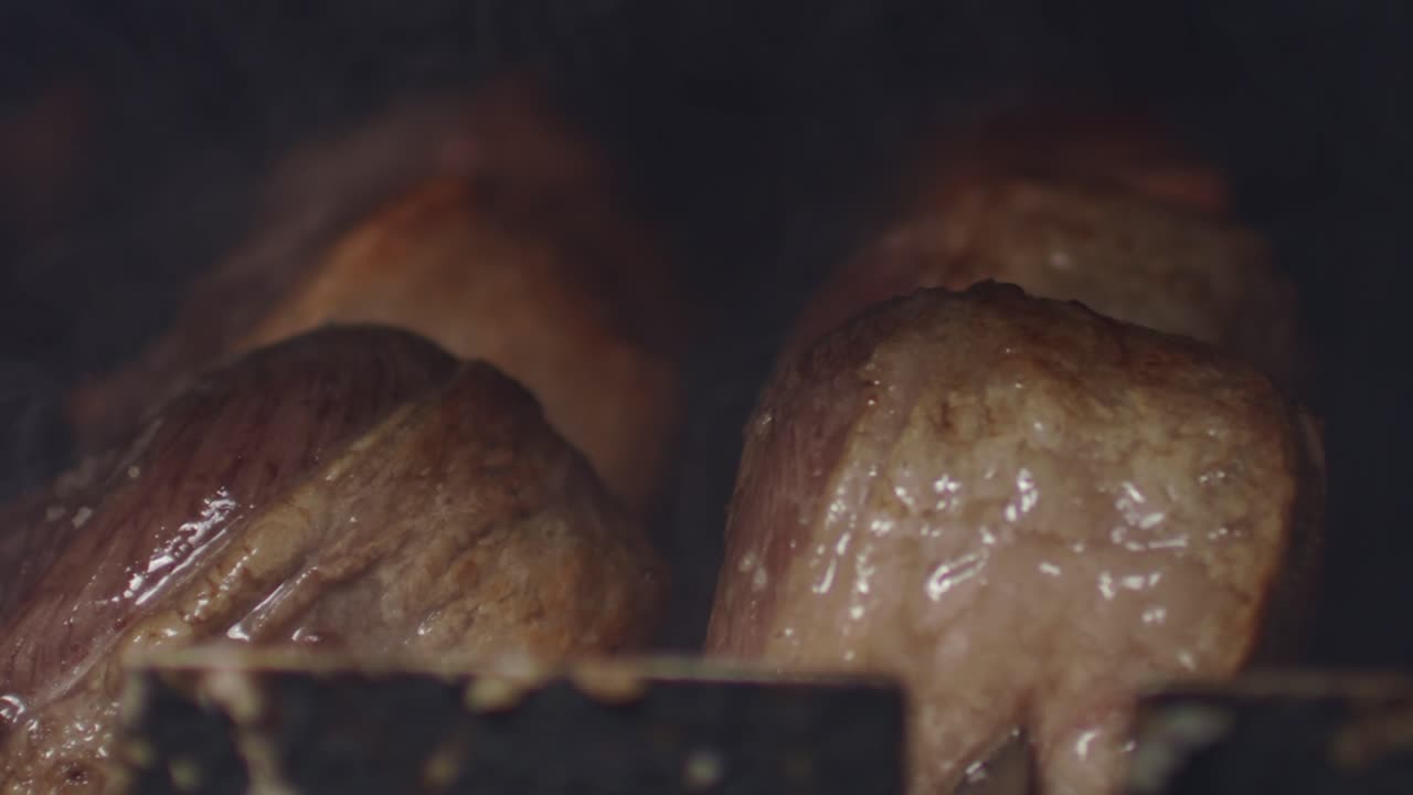 닫고, 그릴에서 요리하는 꼬치에 브라질 바비큐 돼지 고기를 닫습니다.