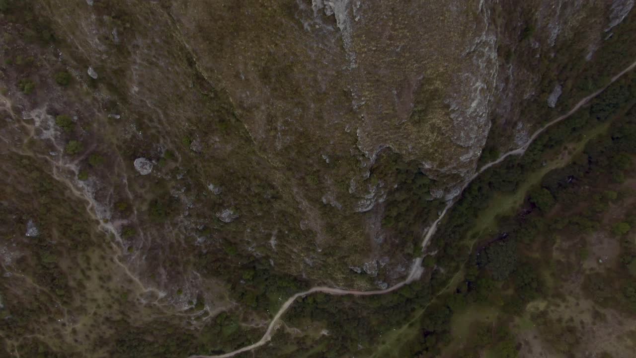 camino estrecho en la montaña al sitio arqueológico de inkilltambo en cusco, perú