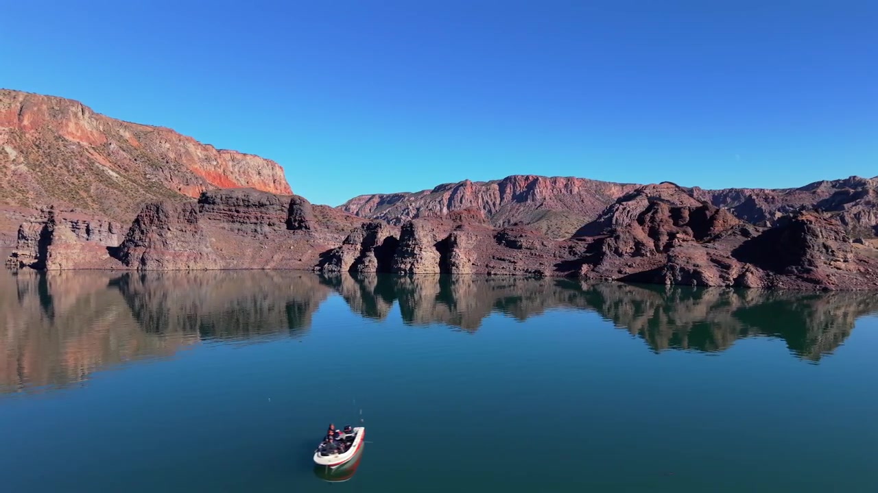 Quét toàn cảnh bằng drone từ trên cao Hẻm núi Atuel và Hồ chứa Valle Grande, San Rafael Mendoza Argentina.
