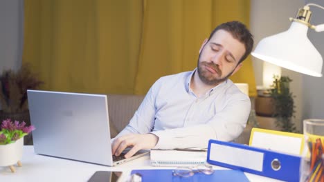 el hombre que trabaja en la oficina no quiere trabajar.