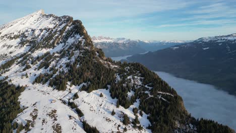 Amden-Weesen-Schweiz-Unwirkliche-Aussicht-Auf-Die-Berge-Weit-Oben-Tal-Der-Wolken-Unten