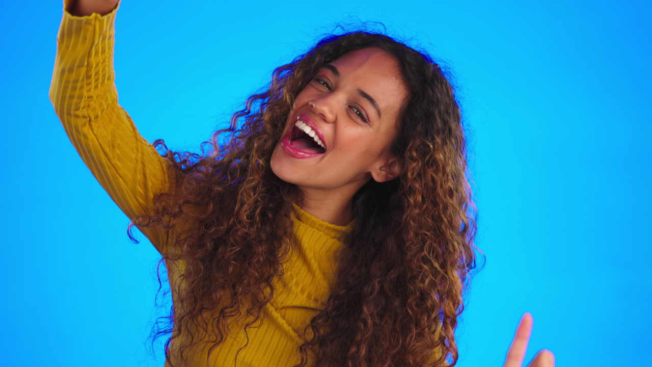 mani, cornice e viso di una donna in studio