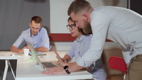 colaboración en equipo en una oficina moderna