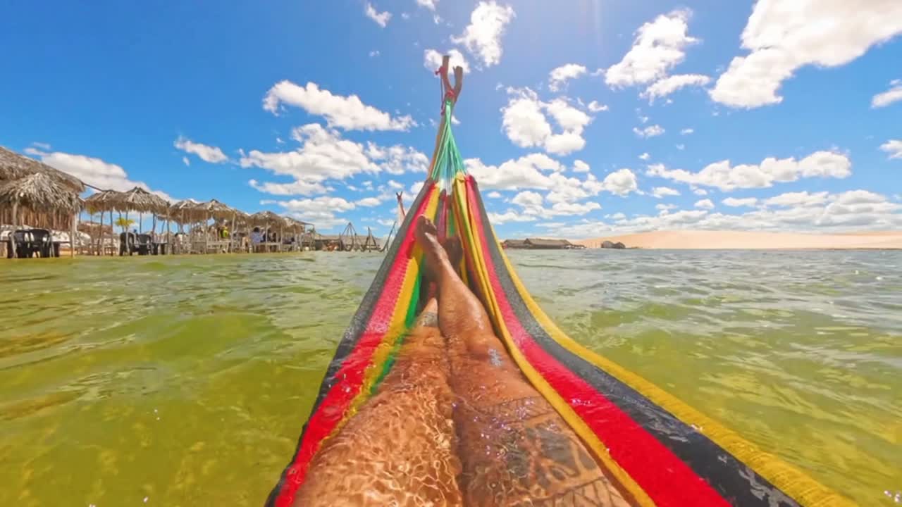 Gambe su un’amaca brasiliana nell'acqua