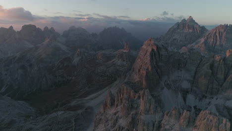 áspero-Escarpado-Tirol-Del-Sur-Valle-Rocoso-Paisaje-Vista-Aérea-Con-Vistas-A-Tre-Cime-Terreno-Montañoso-Erosionado