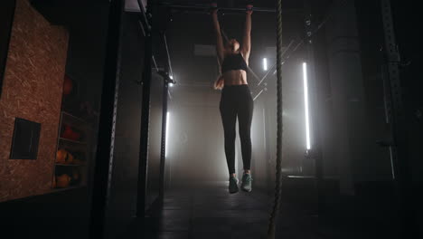 Una-Joven-Deportista-Está-Entrenando-En-El-Travesaño-Del-Gimnasio-Cambiando-Y-Levantando-Su-Peso-Con-Los-Brazos.