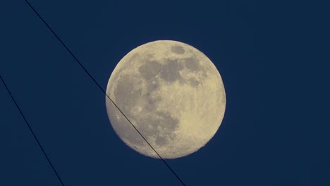 el amanecer al anochecer, la luna llena.