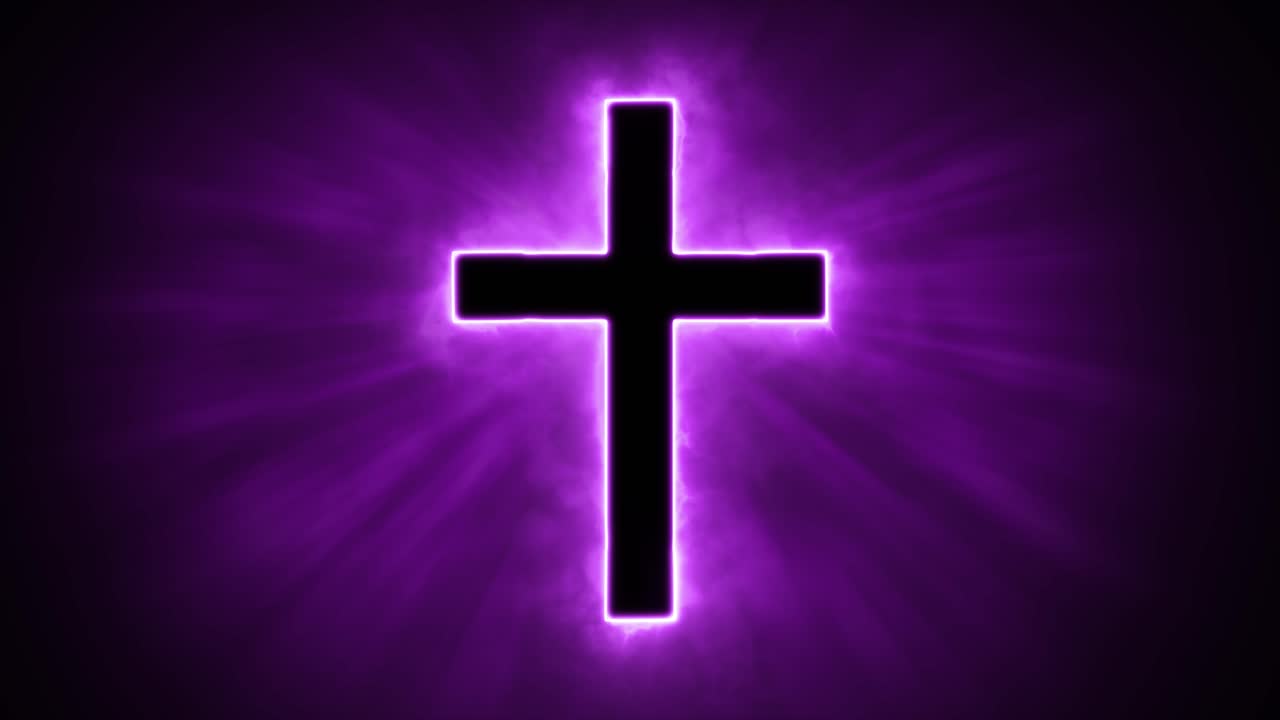 Animación reveladora edificante y profundamente inspiradora de una clásica cruz crucifijo cristiana sagrada de color púrpura, en un resplandor místico y ahumado, emanando brillantes rayos divinos y haces de luz, sobre un fondo negro.