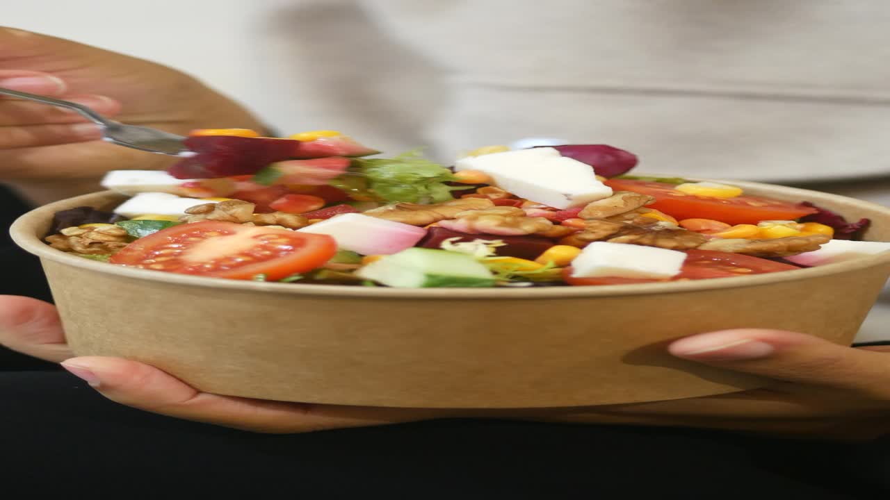 persona comiendo una ensalada mixta