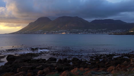 Impresionantes-Dorados-Amaneceres-Puestas-De-Sol-Lluvia-Nubes-Peces-Hoek-Simon&#39;s-Town-Muizenberg-Línea-Costera-Arrecife-Océanos-Pequeño-Pueblo-De-Pescadores-En-La-Costa-Ciudad-Del-Cabo-Sudáfrica-Playa-De-Rocas-Pan-Hacia-Abajo-Y-Hacia-La-Izquierda