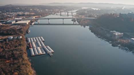 timelapse aereo di chiatta e fiume a chattanooga, tn