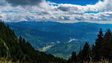 Lapso-De-Tiempo-De-Verano-Con-Una-Cordillera-Verde-En-El-Fondo,-Espesas-Nubes-Blancas-Girando,-Poiana-Brasov,-Rumania