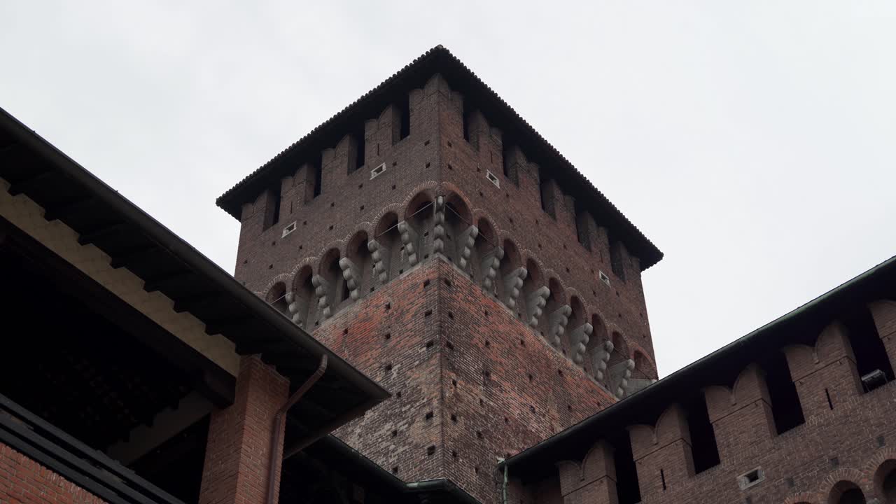 Veduta parziale e statica della torre del Castello Sforzesco