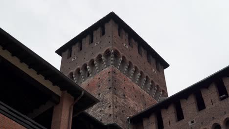 vista parcial y estática de la torre del castello sforzesco