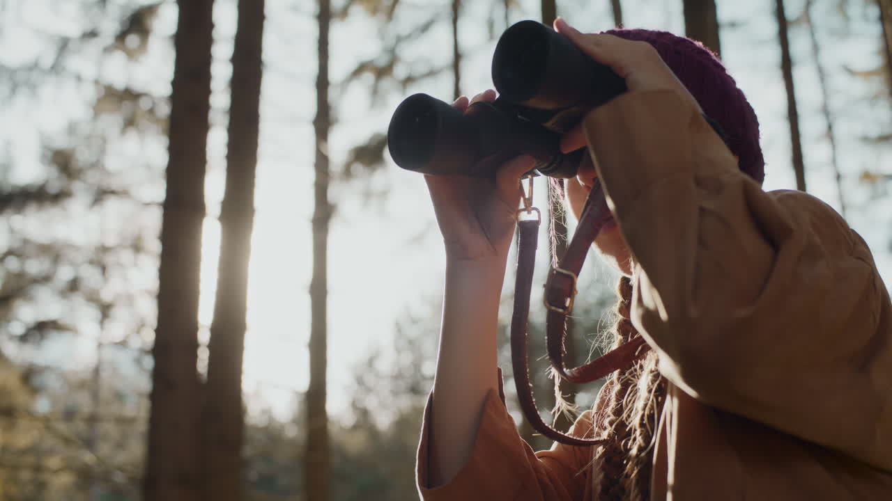 무관심 한 여성 관광객 이 안경 을 통해 보고 있다