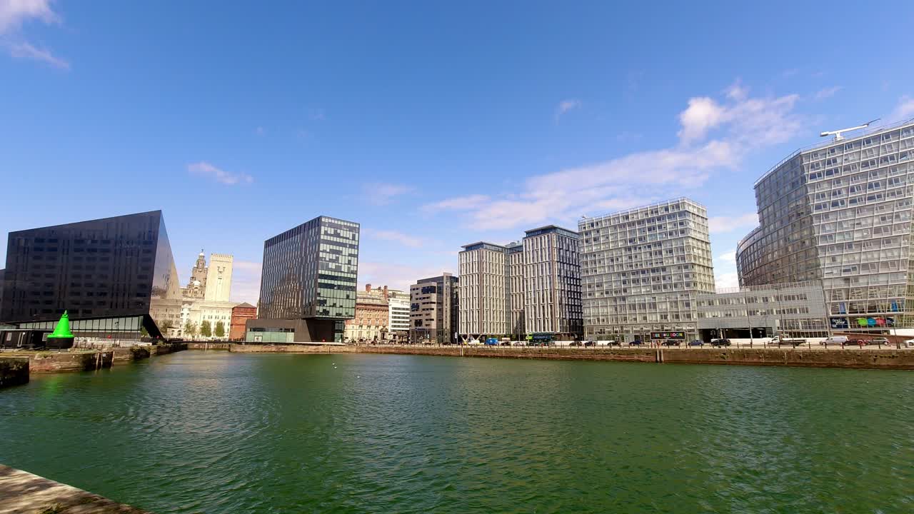 시간 경과 구름이 현대적인 도시 도시 비즈니스 빌딩 워터프론트 스카이라인을 통과합니다.