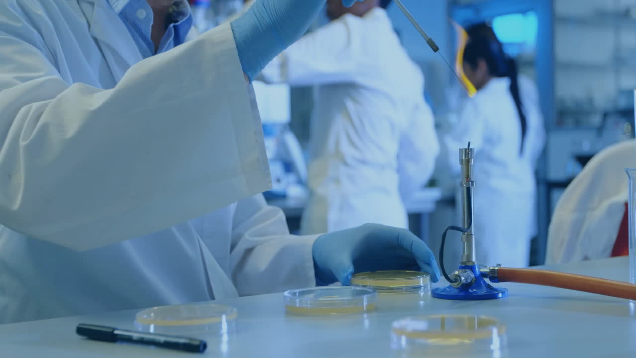 animación de la red de conexiones sobre científico masculino caucásico en el laboratorio