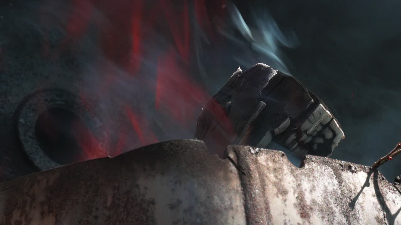 화로 그릴에서 석탄을 위해 불타는 나무 통나무