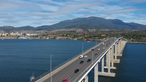 Luftaufnahme-Der-Tasman-Brücke-über-Den-Derwent-River-In-Hobart,-Tasmanien,-Australien