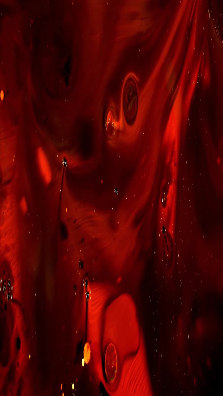 Dynamischer abstrakter Hintergrund mit roter Flüssigkeit und schwebenden Blasen