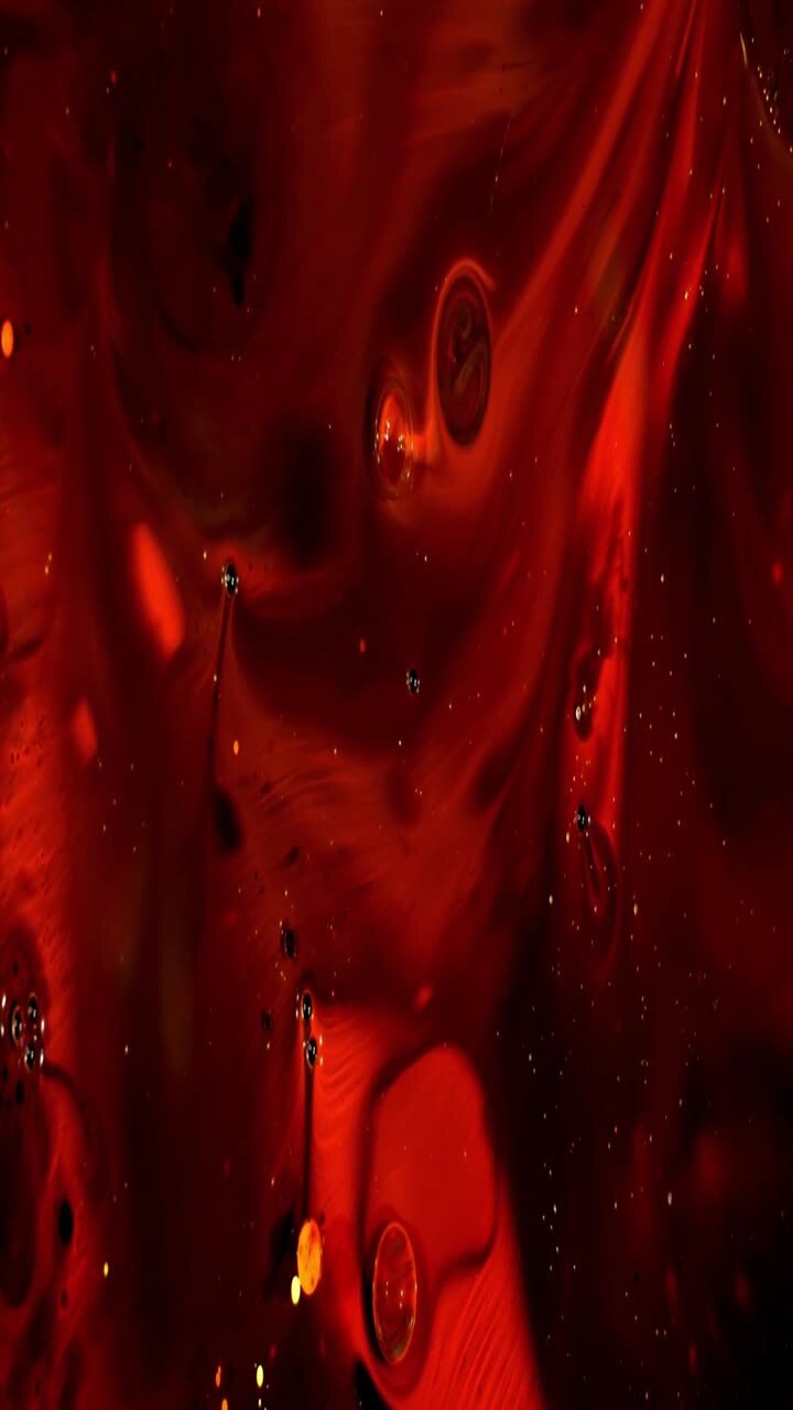 Sfondo astratto dinamico con liquido rosso e bolle in movimento