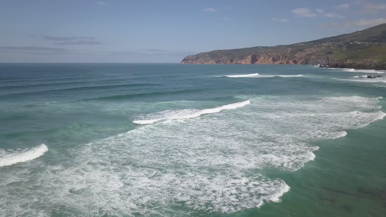 vista aérea de la bonita playa turística praia do guincho rodeada de dunas de arena