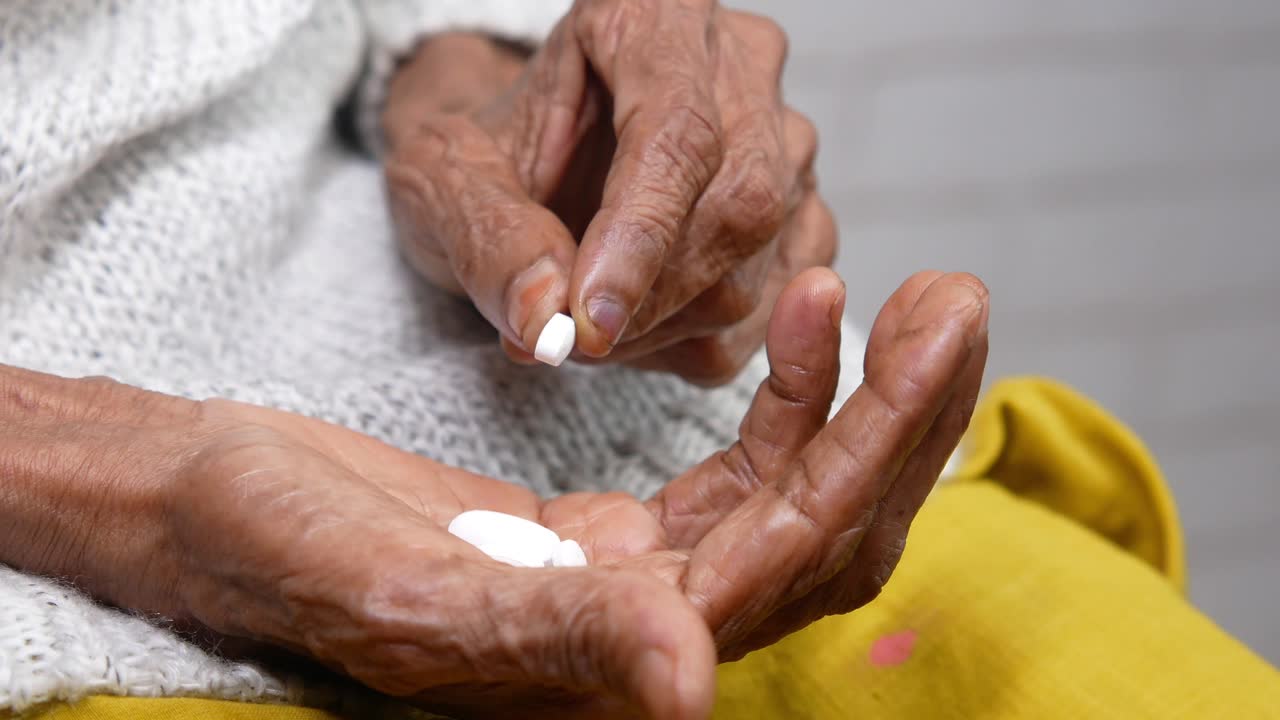 약을 복용하는 노인