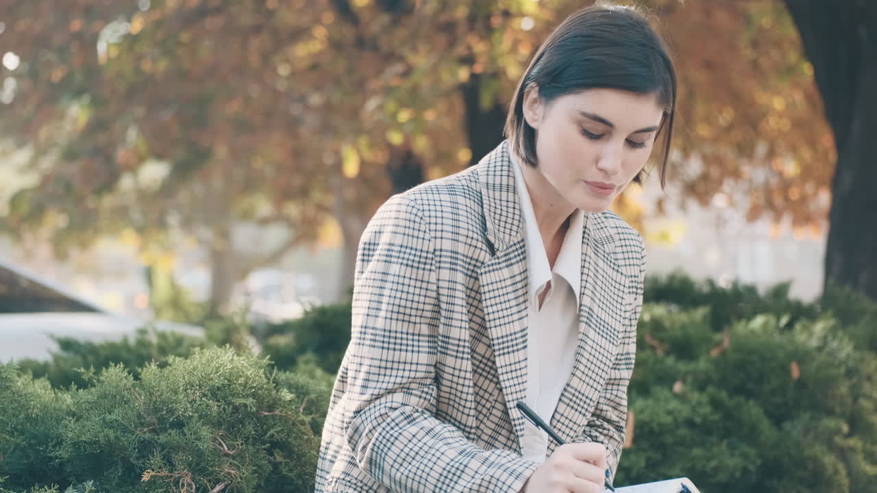 деловая женщина, работающая на открытом воздухе.