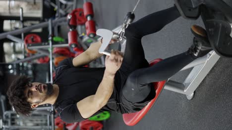 Hombre-Decidido-Haciendo-Ejercicio-De-Fila-De-Cables-En-El-Gimnasio