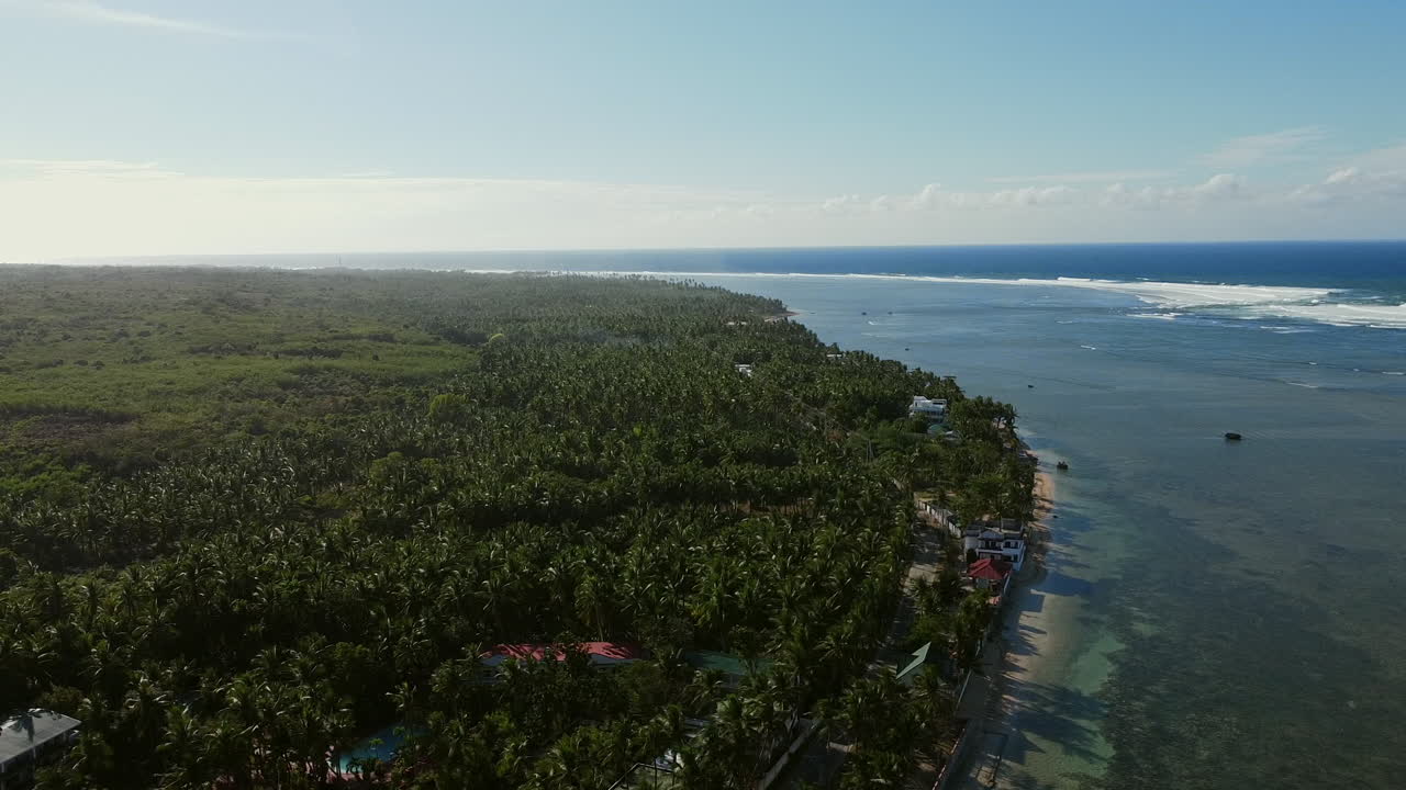 costa tropical de bolinao filipinas con olas y playa de arena blanca