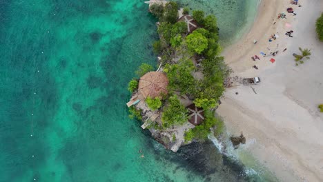 Imágenes-De-Arriba-Hacia-Abajo-De-Drones-En-Una-Playa-Con-Gente-En-Siquijor-En-Filipinas