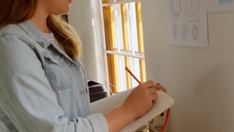 Boceto-De-Dibujo-De-Diseñadora-De-Joyería-Femenina-Sobre-Papel-Blanco-4k