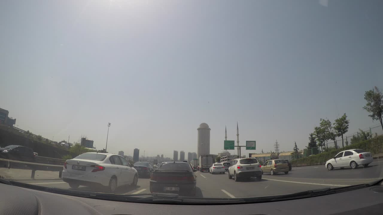 차량 내부의 카메라에서 도시, 자연 및 교통 뷰.