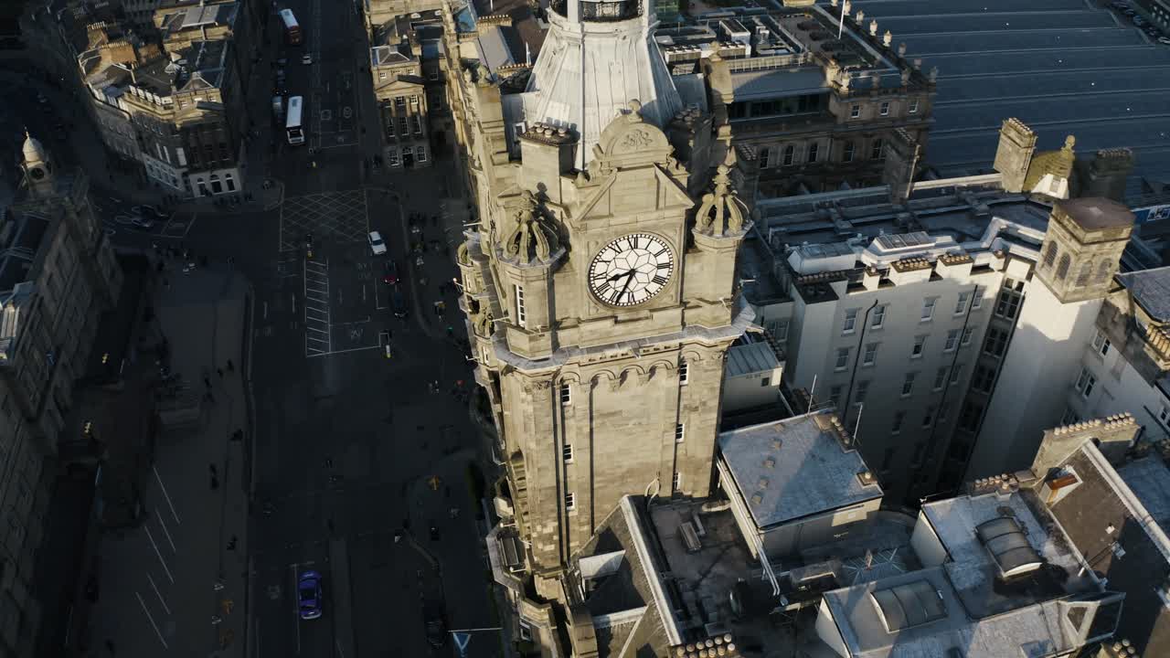 vista aérea del hotel balmoral cerca de la estación de tren de waverley en edimburgo, escocia