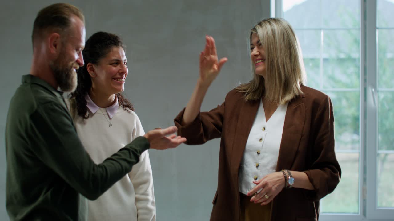 los nuevos propietarios reciben las llaves