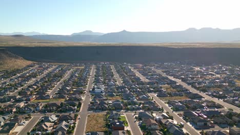 Vista-Aérea-De-La-Zona-Residencial-En-Huracán,-Utah---Disparo-De-Drone