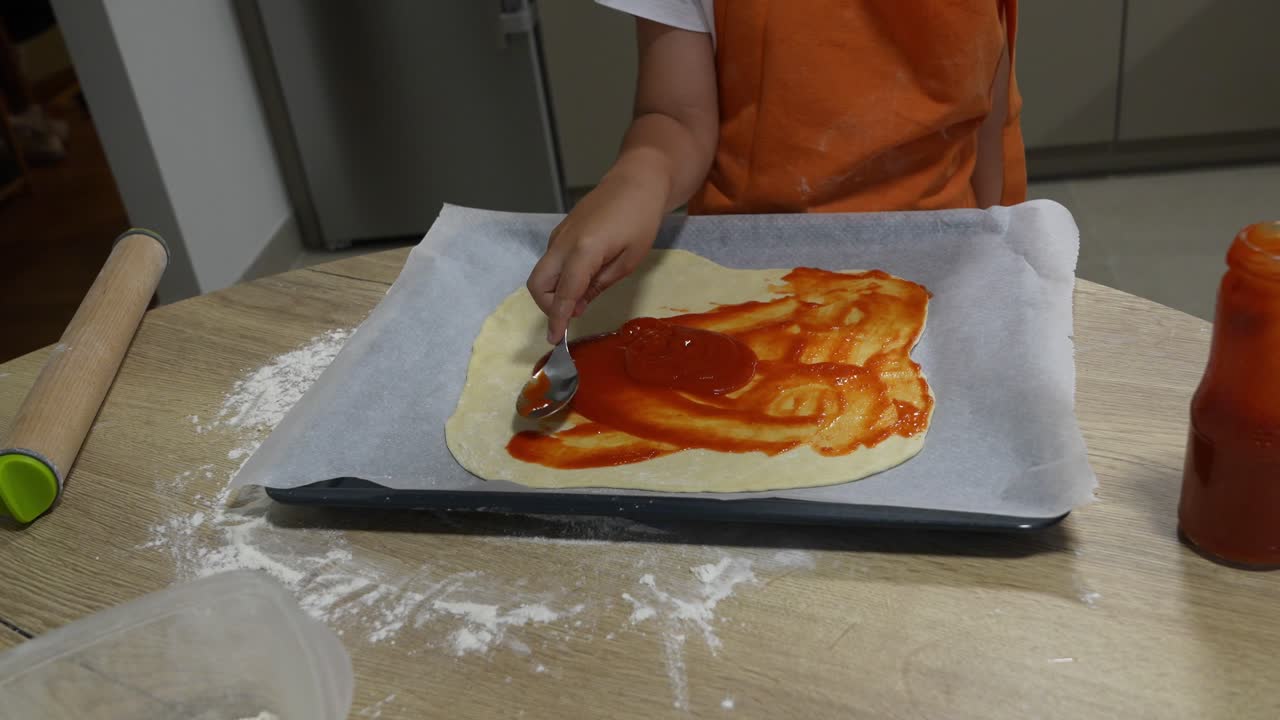 Preparare una pizza fatta in casa con salsa di pomodoro