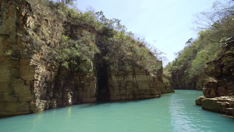 通過沉積岩,植被和綠色水的峡谷航行