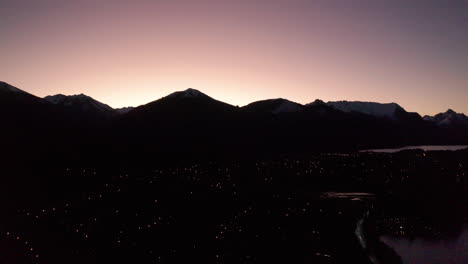 Antena---Puesta-De-Sol-Y-Silueta-De-Las-Montañas-De-Los-Andes,-Río-Negro,-Patagonia,-Argentina