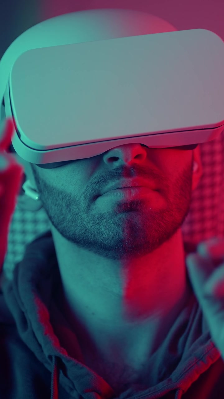 Uomo che indossa un visore VR in un mondo virtuale illuminato al neon