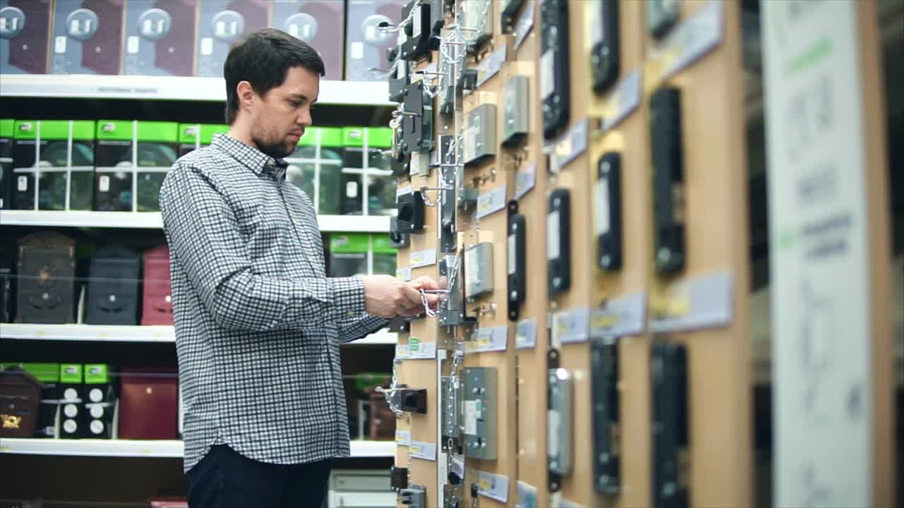 hombre comprando suministros de mejoras para el hogar