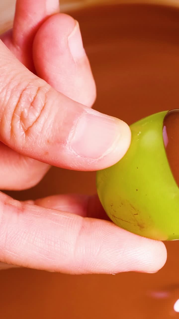 uvas sumergidas a mano en chocolate